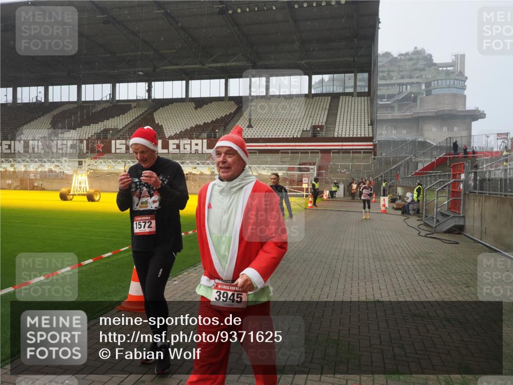 07.12.2025 - St. Pauli X-Mass-Run No. 15 Fabian Wolf http://msf.ph/oto/9371625 07.12.2025 10:07:12 Ziel 421, 792, 1572, 2983, 3414, 3945, 4354 meine-sportfotos.de