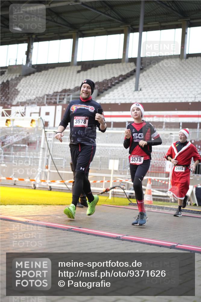 07.12.2025 - St. Pauli X-Mass-Run No. 15 Patografie http://msf.ph/oto/9371626 07.12.2025 11:45:03 Ziel 228, 291, 2246, 2844, 3485, 3489, 3492, 3529, 3530, 3552, 3553, 3575, 3578, 3624, 3630, 3920, 3921, 4103 meine-sportfotos.de