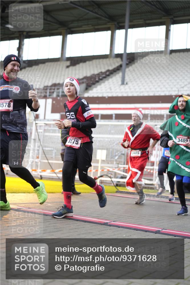 07.12.2025 - St. Pauli X-Mass-Run No. 15 Patografie http://msf.ph/oto/9371628 07.12.2025 11:45:03 Ziel 228, 291, 2246, 2844, 3485, 3489, 3492, 3529, 3530, 3552, 3553, 3575, 3578, 3624, 3630, 3920, 3921, 4103 meine-sportfotos.de