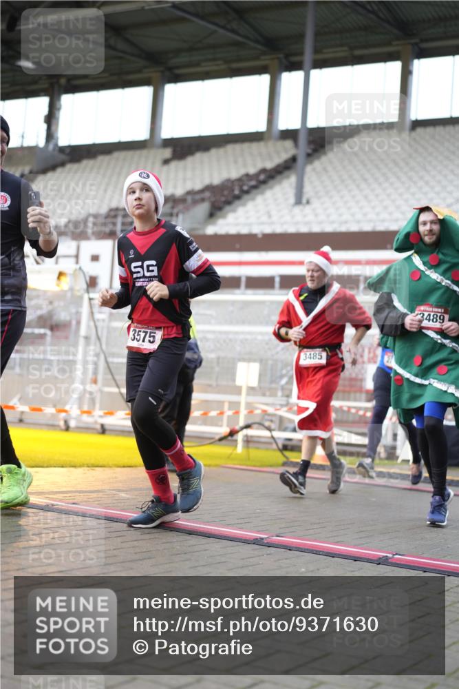 07.12.2025 - St. Pauli X-Mass-Run No. 15 Patografie http://msf.ph/oto/9371630 07.12.2025 11:45:04 Ziel 228, 291, 2246, 2844, 3485, 3489, 3492, 3529, 3530, 3552, 3553, 3575, 3578, 3624, 3920, 3921, 4103 meine-sportfotos.de