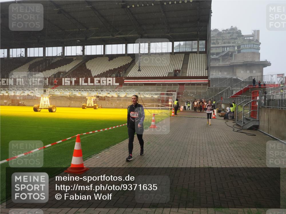 07.12.2025 - St. Pauli X-Mass-Run No. 15 Fabian Wolf http://msf.ph/oto/9371635 07.12.2025 10:07:14 Ziel 421, 792, 1572, 2983, 3414, 3945, 4354 meine-sportfotos.de