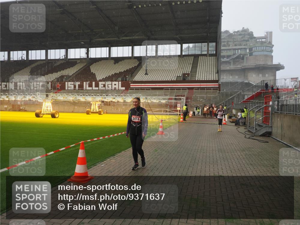 07.12.2025 - St. Pauli X-Mass-Run No. 15 Fabian Wolf http://msf.ph/oto/9371637 07.12.2025 10:07:14 Ziel 421, 792, 1572, 2983, 3414, 3945, 4354 meine-sportfotos.de