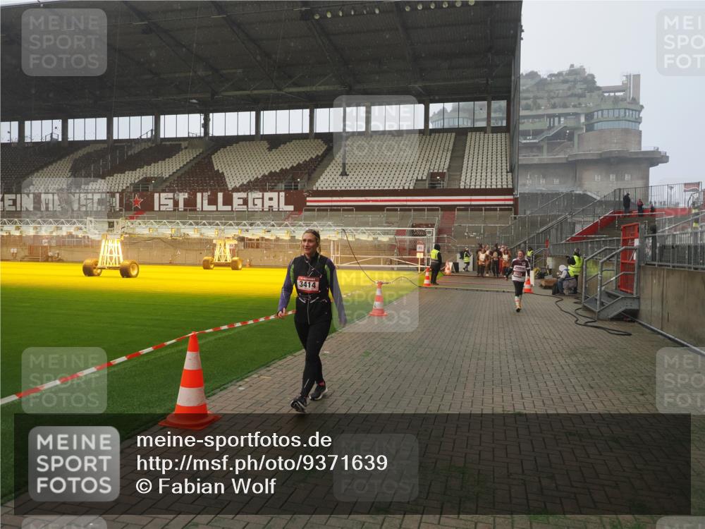 07.12.2025 - St. Pauli X-Mass-Run No. 15 Fabian Wolf http://msf.ph/oto/9371639 07.12.2025 10:07:14 Ziel 421, 792, 1572, 2983, 3414, 3945, 4354 meine-sportfotos.de