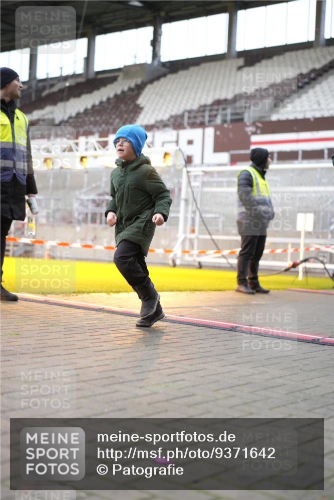 07.12.2025 - St. Pauli X-Mass-Run No. 15 Patografie http://msf.ph/oto/9371642 07.12.2025 11:45:15 Ziel 2372, 2624, 2844, 3485, 3489, 3573, 3575, 3578, 3774 meine-sportfotos.de