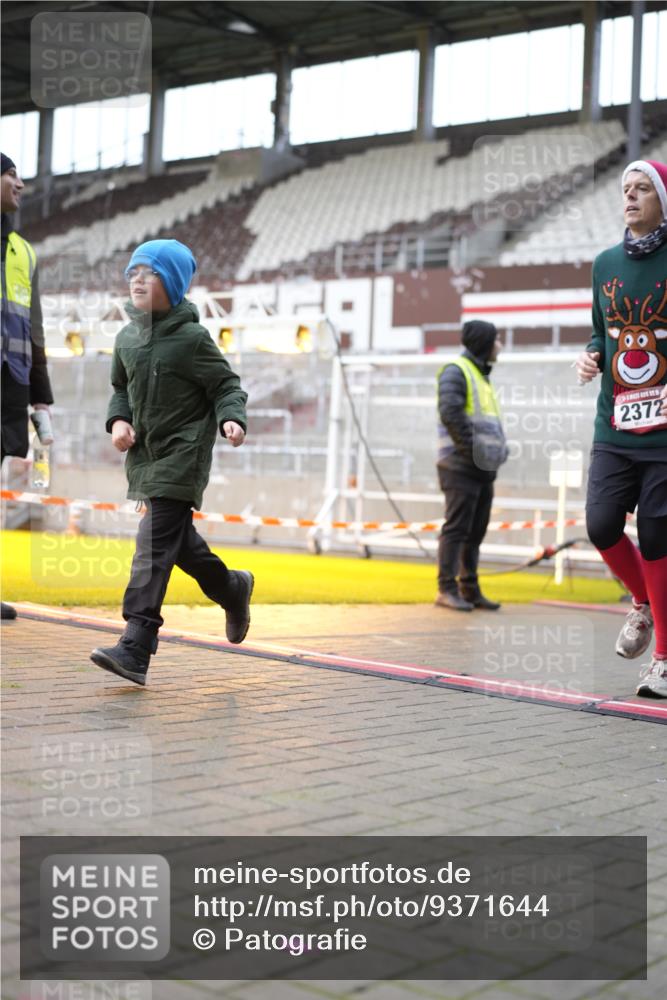 07.12.2025 - St. Pauli X-Mass-Run No. 15 Patografie http://msf.ph/oto/9371644 07.12.2025 11:45:15 Ziel 2372, 2624, 2844, 3485, 3489, 3573, 3575, 3578, 3774 meine-sportfotos.de