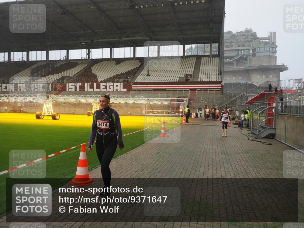 07.12.2025 - St. Pauli X-Mass-Run No. 15 Fabian Wolf http://msf.ph/oto/9371647 07.12.2025 10:07:15 Ziel 421, 792, 1572, 2983, 3414, 3945 meine-sportfotos.de