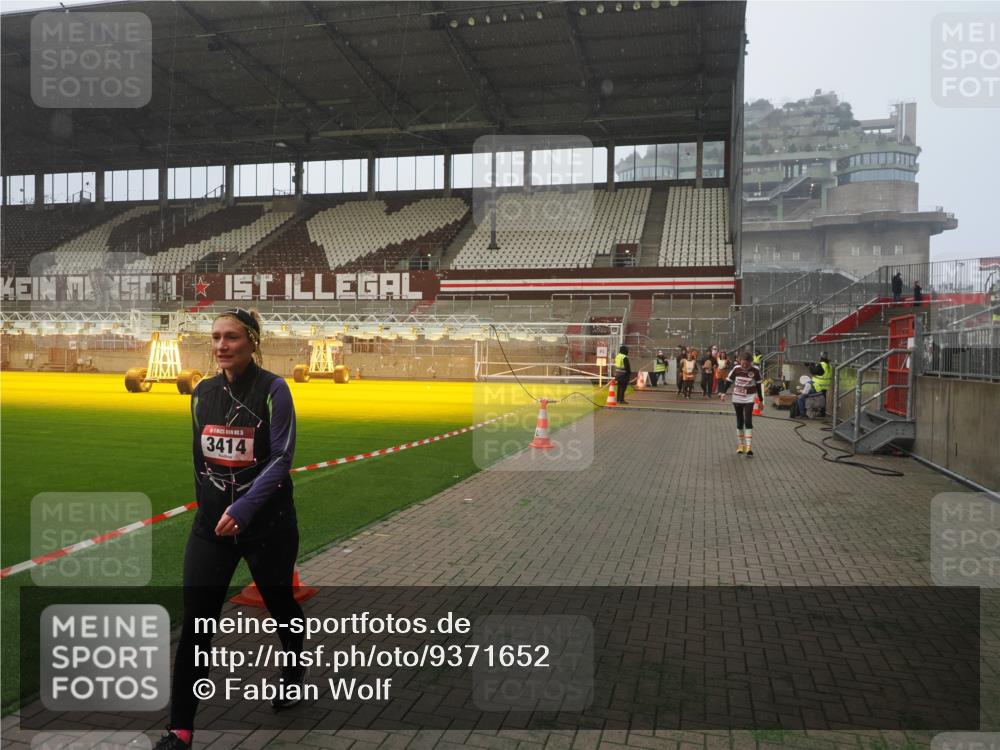07.12.2025 - St. Pauli X-Mass-Run No. 15 Fabian Wolf http://msf.ph/oto/9371652 07.12.2025 10:07:16 Ziel 421, 517, 685, 792, 1187, 1572, 2983, 3414, 3945 meine-sportfotos.de