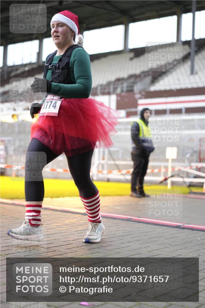 07.12.2025 - St. Pauli X-Mass-Run No. 15 Patografie http://msf.ph/oto/9371657 07.12.2025 11:45:20 Ziel 569, 572, 2372, 2624, 2844, 3573, 3774, 4112 meine-sportfotos.de