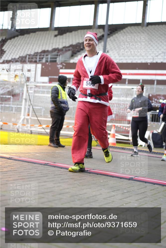 07.12.2025 - St. Pauli X-Mass-Run No. 15 Patografie http://msf.ph/oto/9371659 07.12.2025 11:45:25 Ziel 569, 572, 1324, 2372, 2382, 2385, 2624, 3378, 3379, 3573, 3774, 3963, 4058, 4060, 4112 meine-sportfotos.de