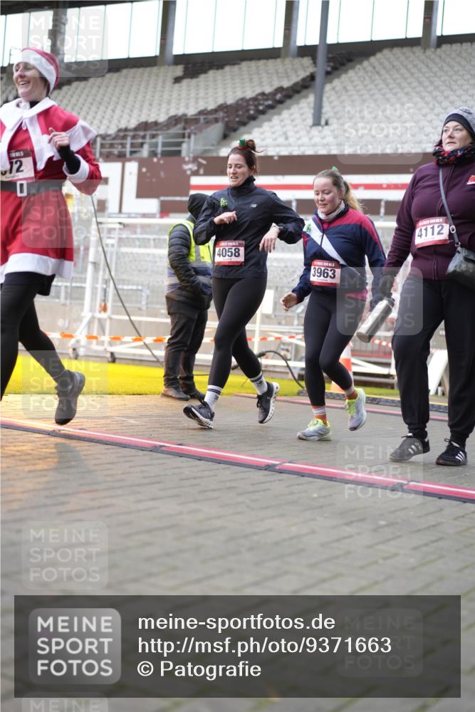 07.12.2025 - St. Pauli X-Mass-Run No. 15 Patografie http://msf.ph/oto/9371663 07.12.2025 11:45:26 Ziel 569, 572, 1324, 2372, 2382, 2385, 2624, 3378, 3379, 3573, 3774, 3963, 4058, 4060, 4112 meine-sportfotos.de
