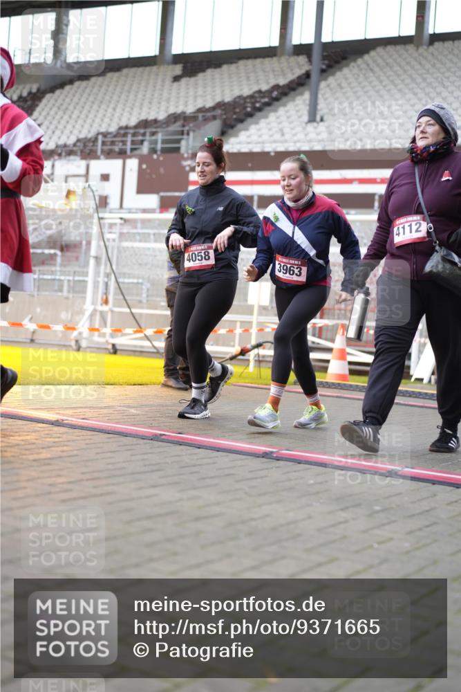 07.12.2025 - St. Pauli X-Mass-Run No. 15 Patografie http://msf.ph/oto/9371665 07.12.2025 11:45:26 Ziel 569, 572, 1324, 2372, 2382, 2385, 2624, 3378, 3379, 3573, 3774, 3963, 4058, 4060, 4112 meine-sportfotos.de