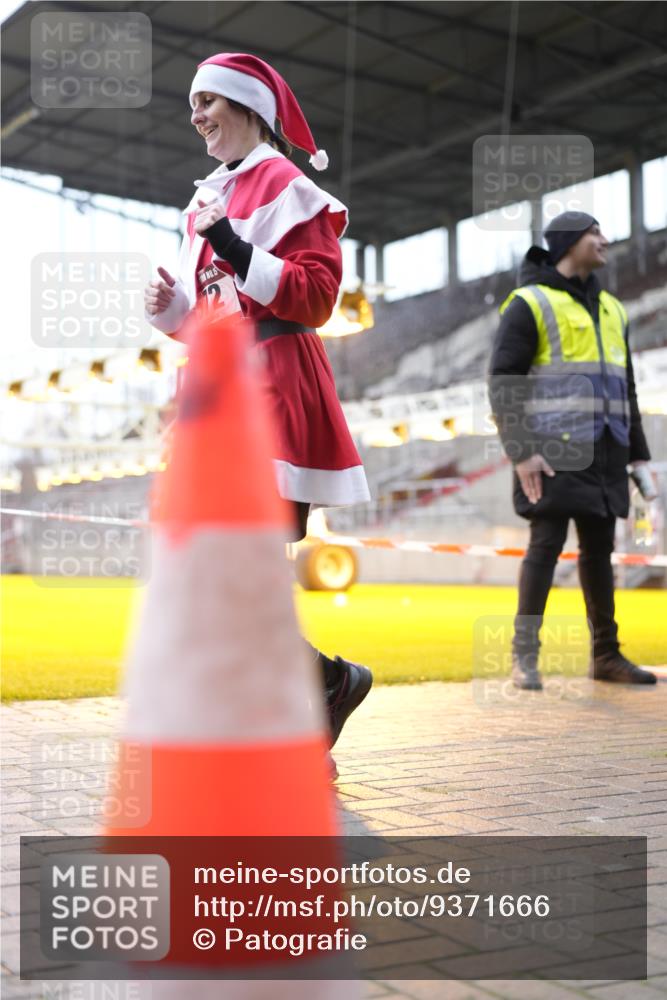 07.12.2025 - St. Pauli X-Mass-Run No. 15 Patografie http://msf.ph/oto/9371666 07.12.2025 11:45:27 Ziel 569, 572, 1324, 2372, 2382, 2385, 3378, 3379, 3573, 3774, 3963, 4058, 4060, 4112 meine-sportfotos.de