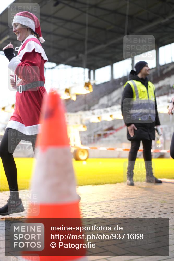 07.12.2025 - St. Pauli X-Mass-Run No. 15 Patografie http://msf.ph/oto/9371668 07.12.2025 11:45:27 Ziel 569, 572, 1324, 2372, 2382, 2385, 3378, 3379, 3573, 3774, 3963, 4058, 4060, 4112 meine-sportfotos.de