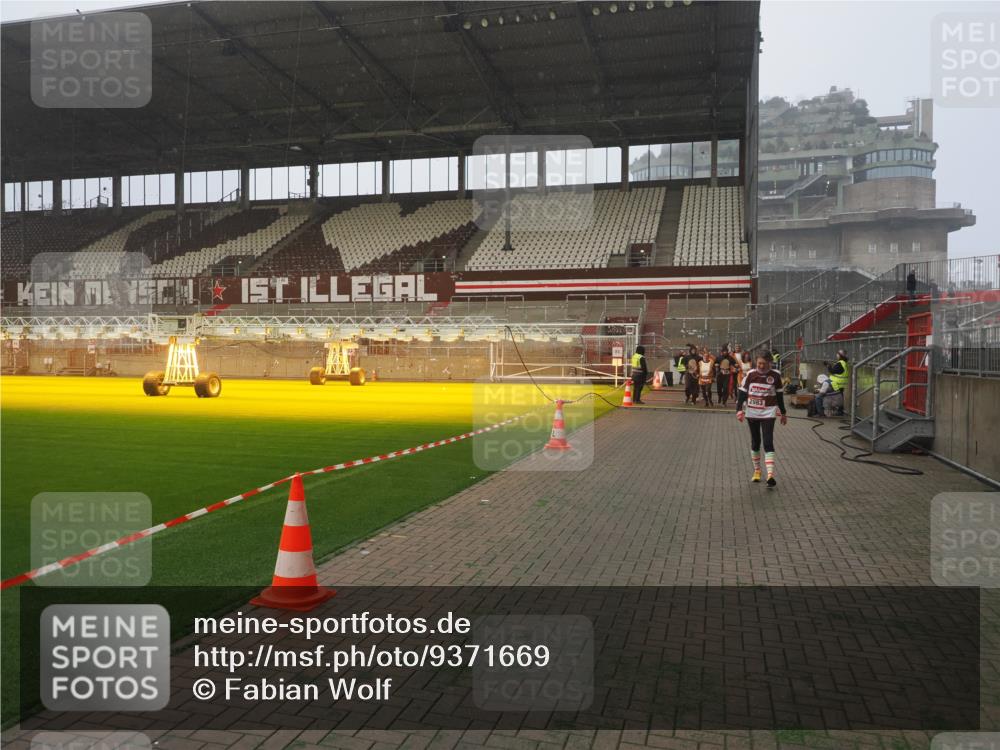 07.12.2025 - St. Pauli X-Mass-Run No. 15 Fabian Wolf http://msf.ph/oto/9371669 07.12.2025 10:07:18 Ziel 256, 265, 272, 517, 657, 685, 1187, 1234, 1572, 2983, 3414, 3945 meine-sportfotos.de