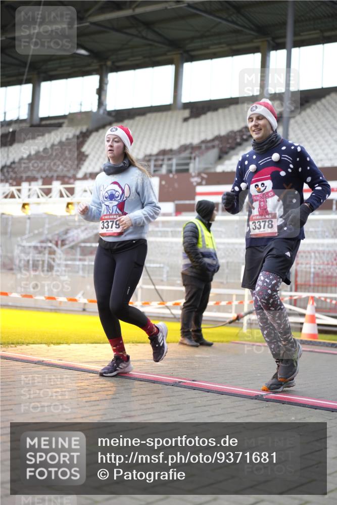 07.12.2025 - St. Pauli X-Mass-Run No. 15 Patografie http://msf.ph/oto/9371681 07.12.2025 11:45:30 Ziel 569, 572, 1324, 2372, 2382, 2385, 3378, 3379, 3573, 3774, 3963, 4058, 4060, 4112 meine-sportfotos.de