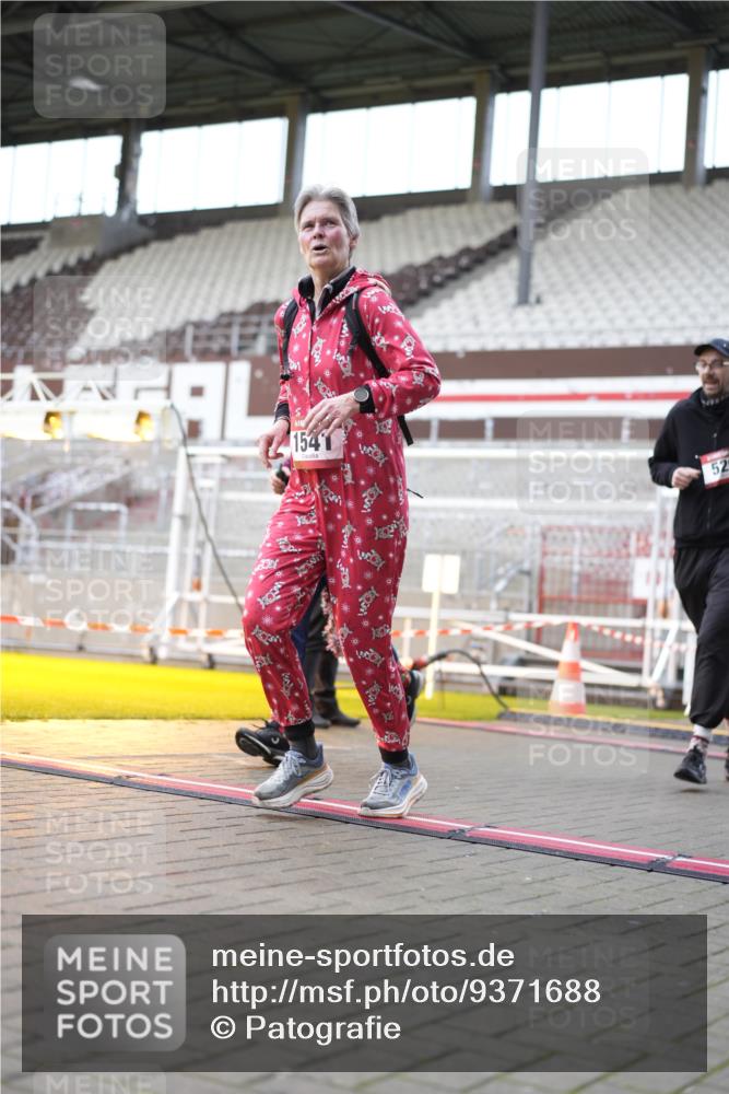 07.12.2025 - St. Pauli X-Mass-Run No. 15 Patografie http://msf.ph/oto/9371688 07.12.2025 11:45:41 Ziel 355, 526, 1324, 1541, 2382, 2385, 3028, 3378, 3379, 3963, 4058, 4060 meine-sportfotos.de
