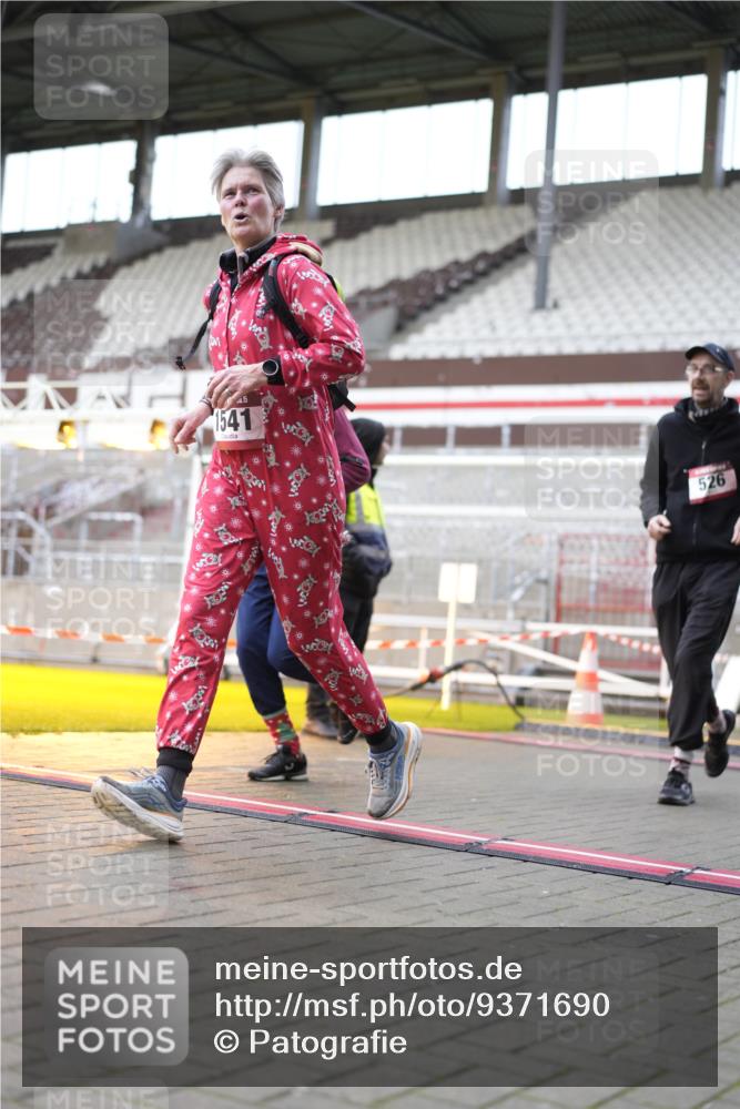 07.12.2025 - St. Pauli X-Mass-Run No. 15 Patografie http://msf.ph/oto/9371690 07.12.2025 11:45:41 Ziel 355, 526, 1324, 1541, 2382, 2385, 3028, 3378, 3379, 3963, 4058, 4060 meine-sportfotos.de