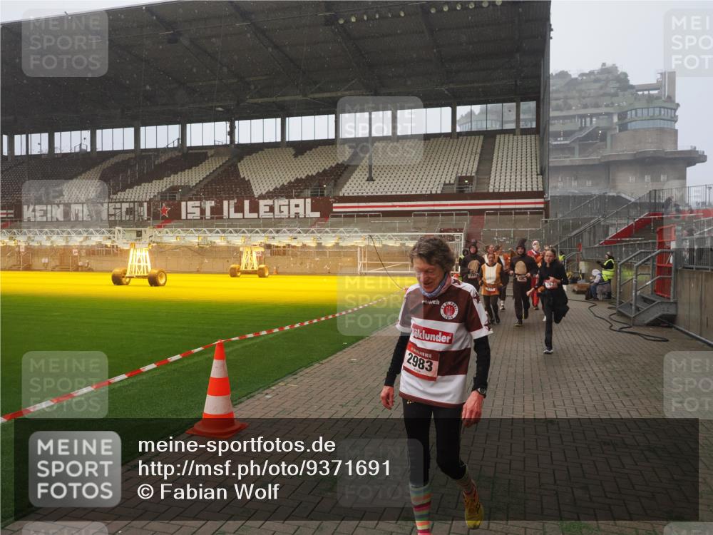 07.12.2025 - St. Pauli X-Mass-Run No. 15 Fabian Wolf http://msf.ph/oto/9371691 07.12.2025 10:07:23 Ziel 256, 265, 272, 517, 657, 685, 716, 767, 1187, 1234, 2983 meine-sportfotos.de