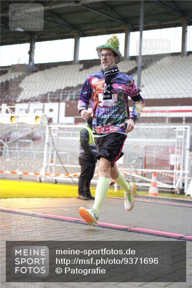 07.12.2025 - St. Pauli X-Mass-Run No. 15 Patografie http://msf.ph/oto/9371696 07.12.2025 11:45:53 Ziel 143, 147, 188, 355, 526, 733, 1541, 2097 meine-sportfotos.de