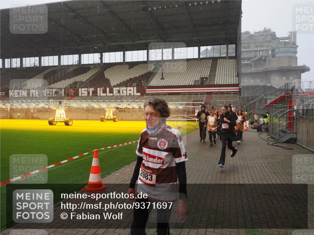 07.12.2025 - St. Pauli X-Mass-Run No. 15 Fabian Wolf http://msf.ph/oto/9371697 07.12.2025 10:07:23 Ziel 256, 265, 272, 517, 657, 685, 716, 767, 1187, 1234, 2983 meine-sportfotos.de