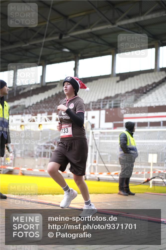 07.12.2025 - St. Pauli X-Mass-Run No. 15 Patografie http://msf.ph/oto/9371701 07.12.2025 11:45:56 Ziel 143, 147, 188, 355, 356, 526, 733, 1541, 2097, 2137 meine-sportfotos.de