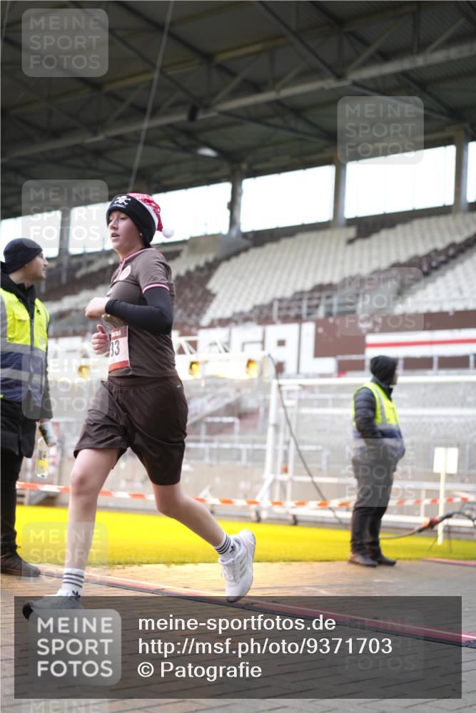 07.12.2025 - St. Pauli X-Mass-Run No. 15 Patografie http://msf.ph/oto/9371703 07.12.2025 11:45:56 Ziel 143, 147, 188, 355, 356, 526, 733, 1541, 2097, 2137 meine-sportfotos.de