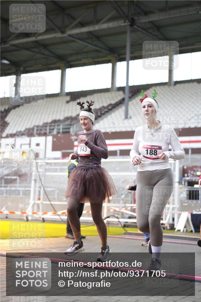 07.12.2025 - St. Pauli X-Mass-Run No. 15 Patografie http://msf.ph/oto/9371705 07.12.2025 11:45:57 Ziel 143, 147, 188, 356, 526, 733, 2097, 2137 meine-sportfotos.de