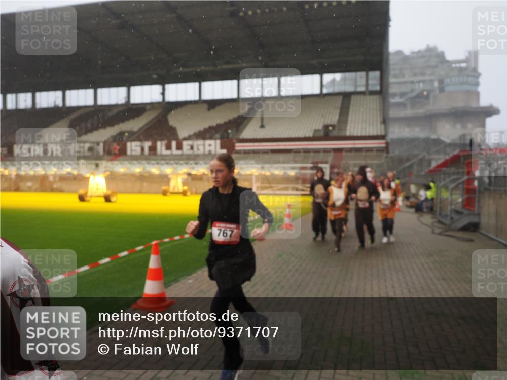 07.12.2025 - St. Pauli X-Mass-Run No. 15 Fabian Wolf http://msf.ph/oto/9371707 07.12.2025 10:07:24 Ziel 256, 265, 272, 517, 657, 685, 716, 767, 1187, 1234, 2983 meine-sportfotos.de