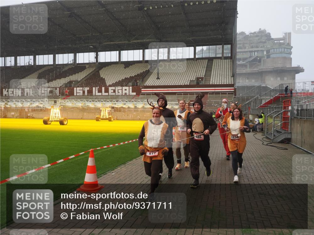 07.12.2025 - St. Pauli X-Mass-Run No. 15 Fabian Wolf http://msf.ph/oto/9371711 07.12.2025 10:07:26 Ziel 256, 265, 272, 517, 657, 685, 716, 767, 1187, 1234, 1543, 2983, 3003 meine-sportfotos.de