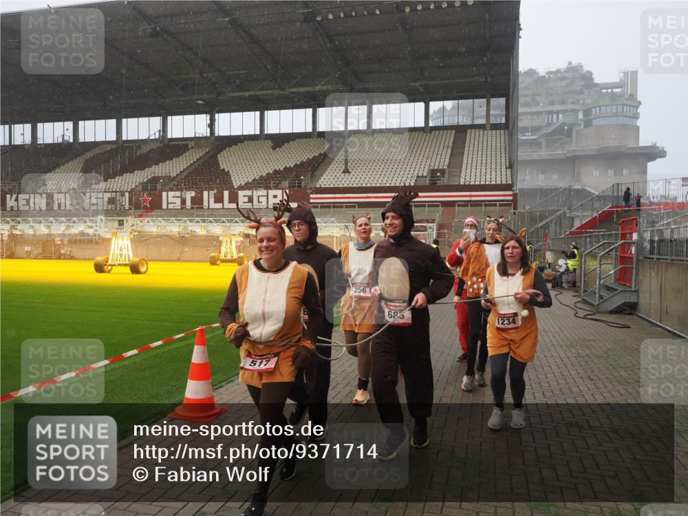 07.12.2025 - St. Pauli X-Mass-Run No. 15 Fabian Wolf http://msf.ph/oto/9371714 07.12.2025 10:07:27 Ziel 256, 265, 272, 517, 657, 685, 716, 767, 1187, 1234, 1543, 2983, 3003 meine-sportfotos.de