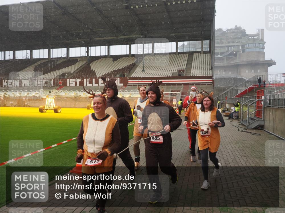 07.12.2025 - St. Pauli X-Mass-Run No. 15 Fabian Wolf http://msf.ph/oto/9371715 07.12.2025 10:07:27 Ziel 256, 265, 272, 517, 657, 685, 716, 767, 1187, 1234, 1543, 2983, 3003 meine-sportfotos.de