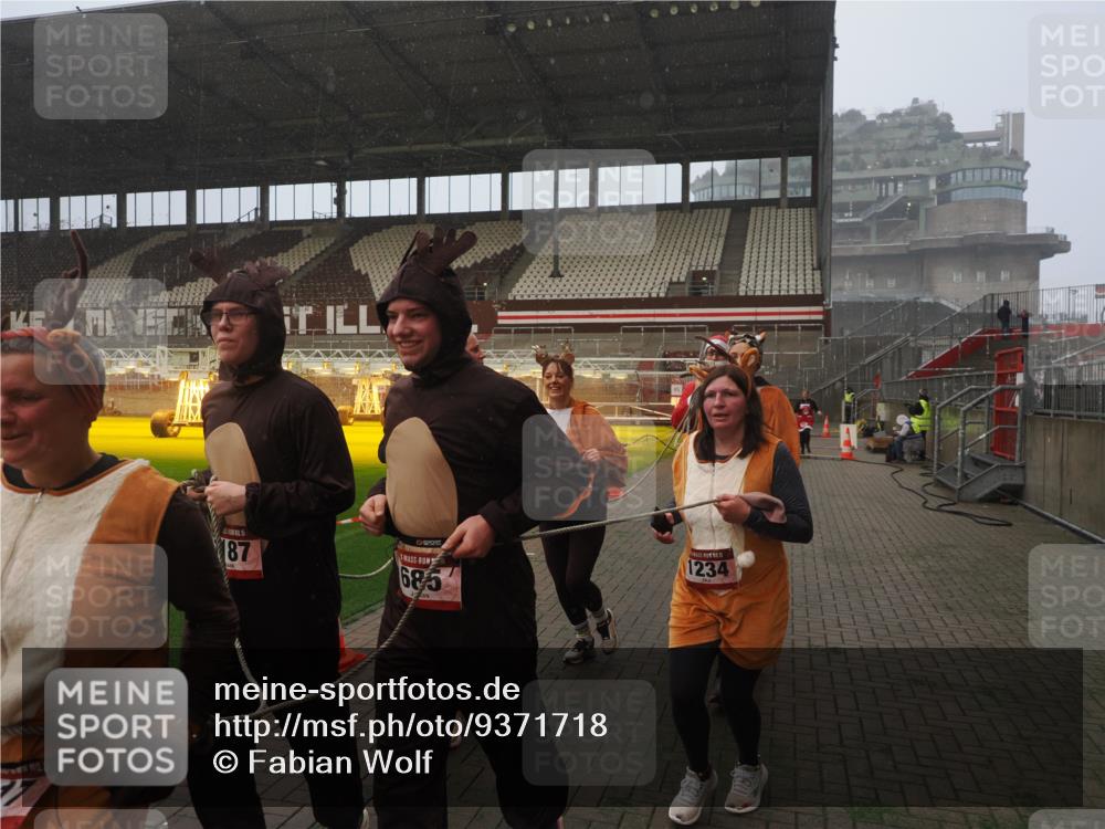07.12.2025 - St. Pauli X-Mass-Run No. 15 Fabian Wolf http://msf.ph/oto/9371718 07.12.2025 10:07:28 Ziel 256, 265, 272, 517, 657, 685, 716, 767, 1187, 1234, 1543, 2983, 3003 meine-sportfotos.de