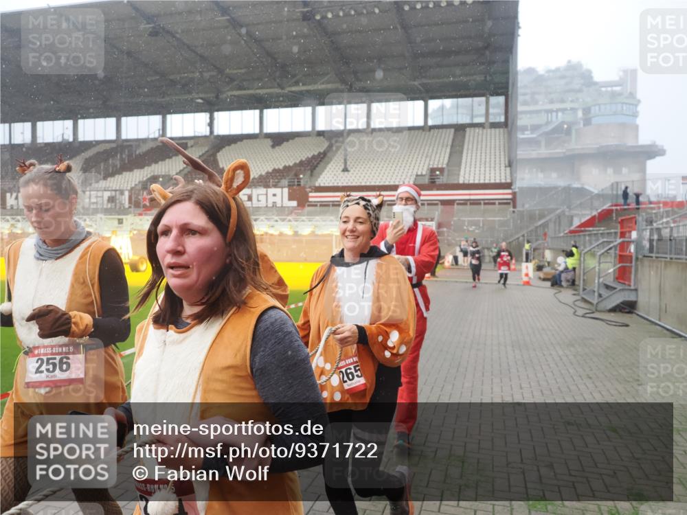 07.12.2025 - St. Pauli X-Mass-Run No. 15 Fabian Wolf http://msf.ph/oto/9371722 07.12.2025 10:07:29 Ziel 256, 265, 272, 517, 657, 685, 716, 767, 1187, 1234, 1543, 3003 meine-sportfotos.de