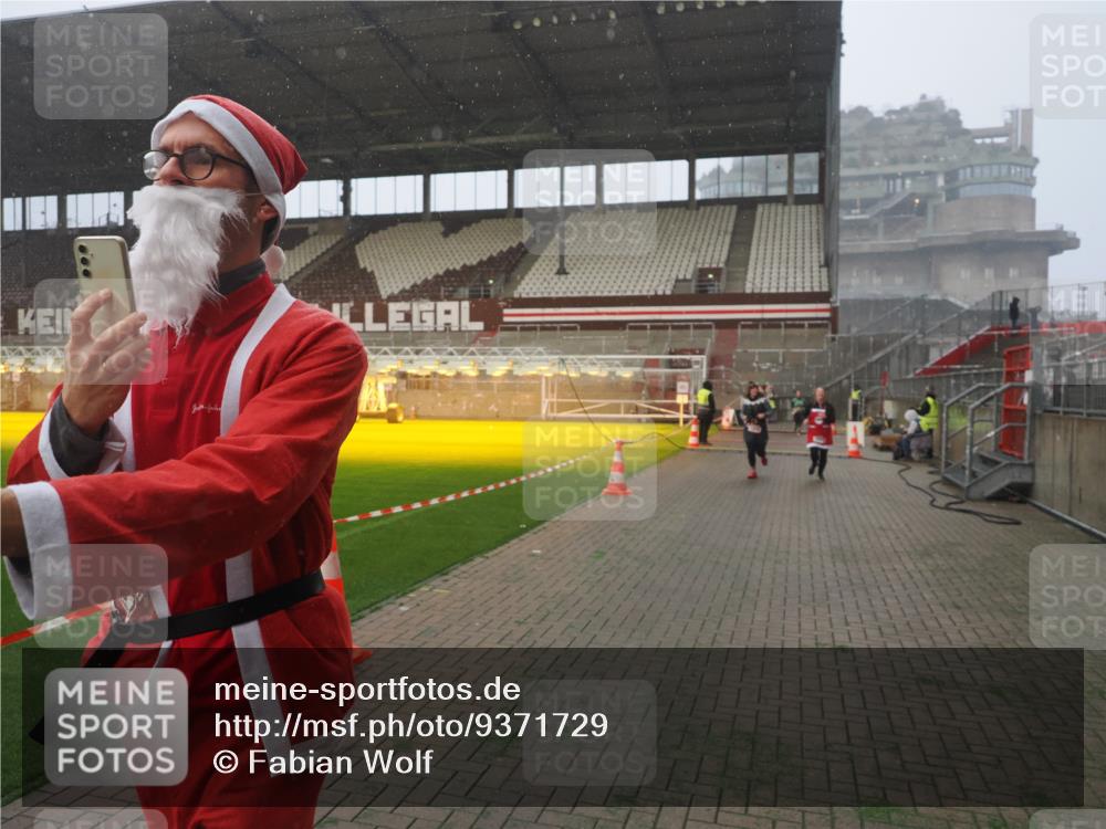 07.12.2025 - St. Pauli X-Mass-Run No. 15 Fabian Wolf http://msf.ph/oto/9371729 07.12.2025 10:07:30 Ziel 256, 265, 272, 517, 657, 685, 716, 767, 1187, 1234, 1543, 3003 meine-sportfotos.de