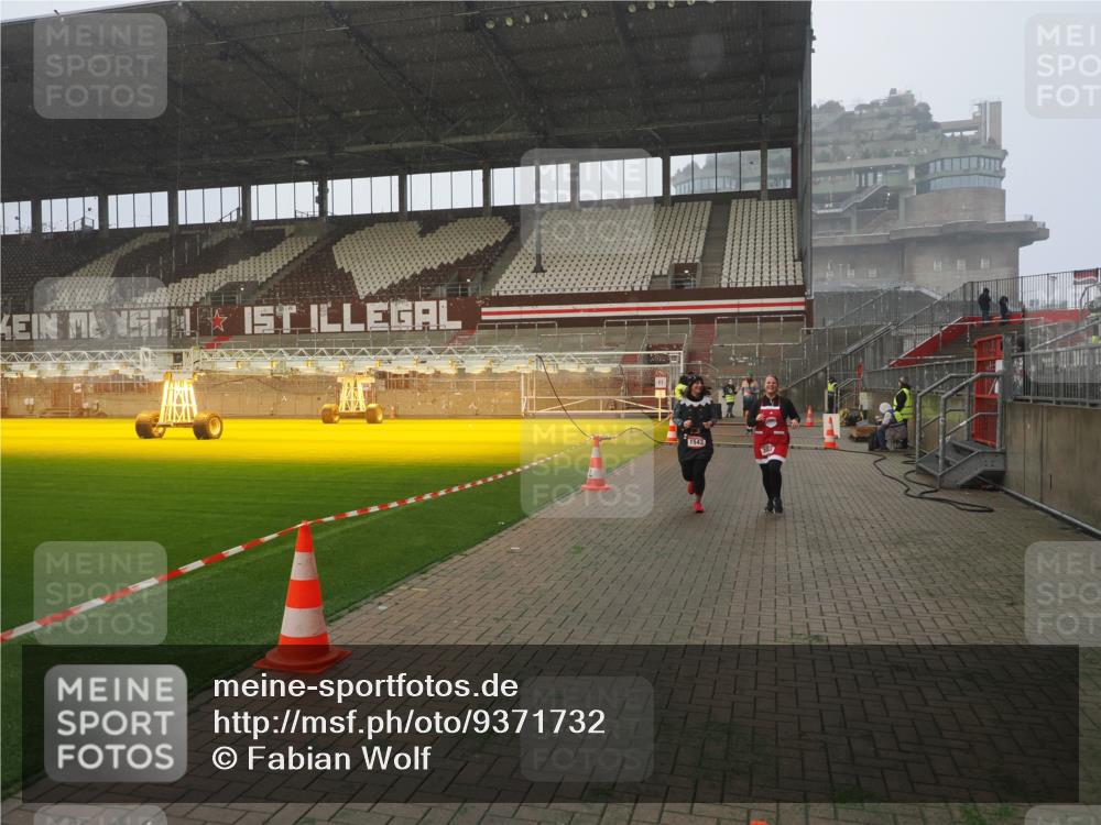 07.12.2025 - St. Pauli X-Mass-Run No. 15 Fabian Wolf http://msf.ph/oto/9371732 07.12.2025 10:07:32 Ziel 256, 265, 272, 517, 657, 685, 716, 767, 1187, 1234, 1447, 1449, 1543, 3003 meine-sportfotos.de