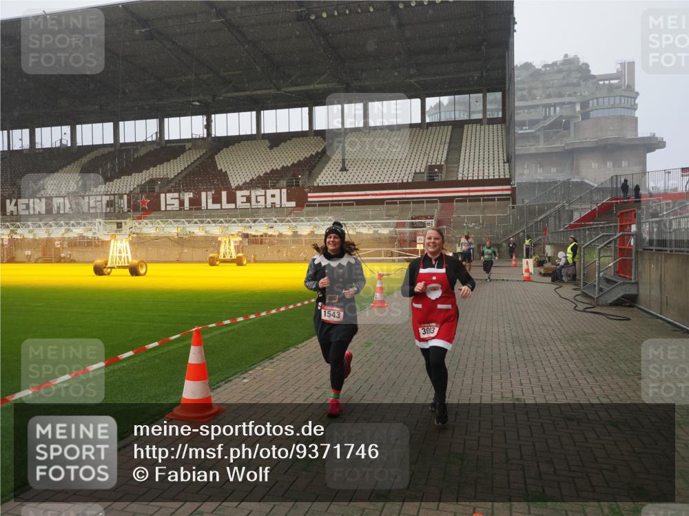 07.12.2025 - St. Pauli X-Mass-Run No. 15 Fabian Wolf http://msf.ph/oto/9371746 07.12.2025 10:07:34 Ziel 256, 265, 272, 517, 657, 685, 716, 767, 1187, 1234, 1447, 1449, 1543, 3003 meine-sportfotos.de