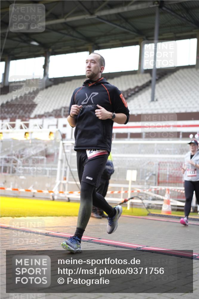 07.12.2025 - St. Pauli X-Mass-Run No. 15 Patografie http://msf.ph/oto/9371756 07.12.2025 11:46:06 Ziel 143, 147, 188, 356, 733, 949, 1058, 1073, 1433, 1454, 2097, 2137, 2437, 3523, 3524, 3620 meine-sportfotos.de
