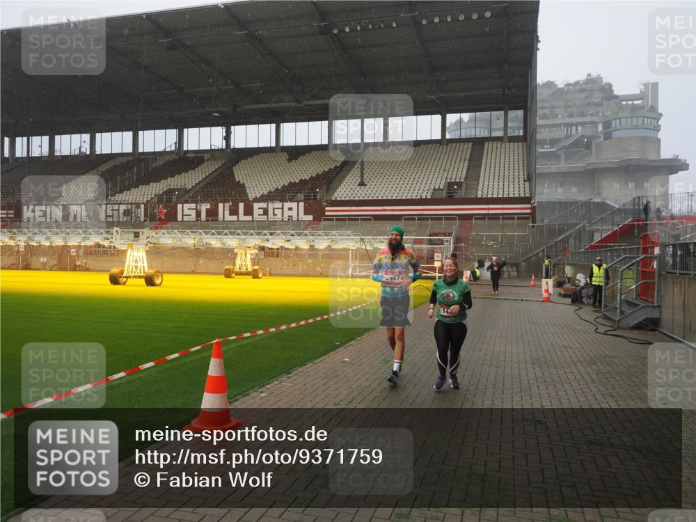07.12.2025 - St. Pauli X-Mass-Run No. 15 Fabian Wolf http://msf.ph/oto/9371759 07.12.2025 10:07:41 Ziel 1447, 1449, 1543, 1905, 3003 meine-sportfotos.de