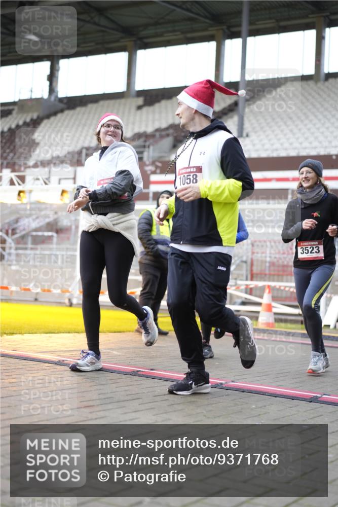 07.12.2025 - St. Pauli X-Mass-Run No. 15 Patografie http://msf.ph/oto/9371768 07.12.2025 11:46:10 Ziel 143, 188, 356, 733, 949, 954, 1058, 1073, 1433, 1454, 2097, 2137, 2437, 2935, 2941, 3523, 3524, 3620 meine-sportfotos.de