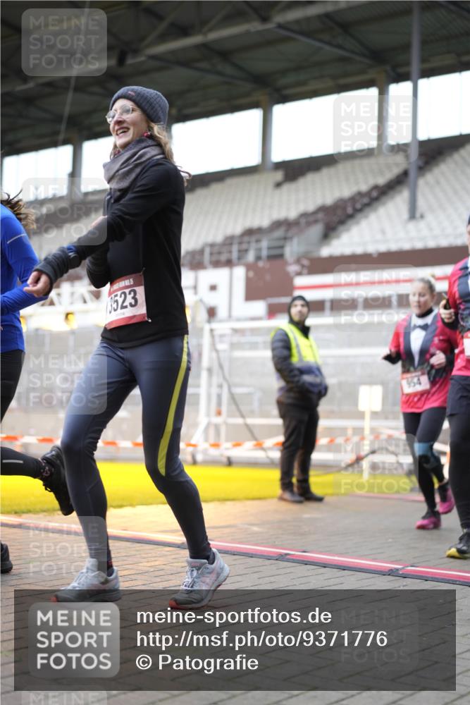 07.12.2025 - St. Pauli X-Mass-Run No. 15 Patografie http://msf.ph/oto/9371776 07.12.2025 11:46:11 Ziel 143, 188, 356, 733, 949, 954, 1058, 1073, 1433, 1454, 2097, 2137, 2437, 2935, 2941, 3523, 3524, 3620 meine-sportfotos.de