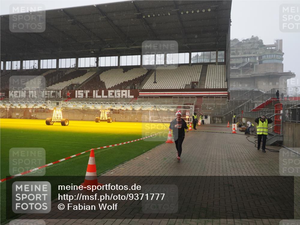07.12.2025 - St. Pauli X-Mass-Run No. 15 Fabian Wolf http://msf.ph/oto/9371777 07.12.2025 10:07:47 Ziel 1447, 1449, 1905 meine-sportfotos.de
