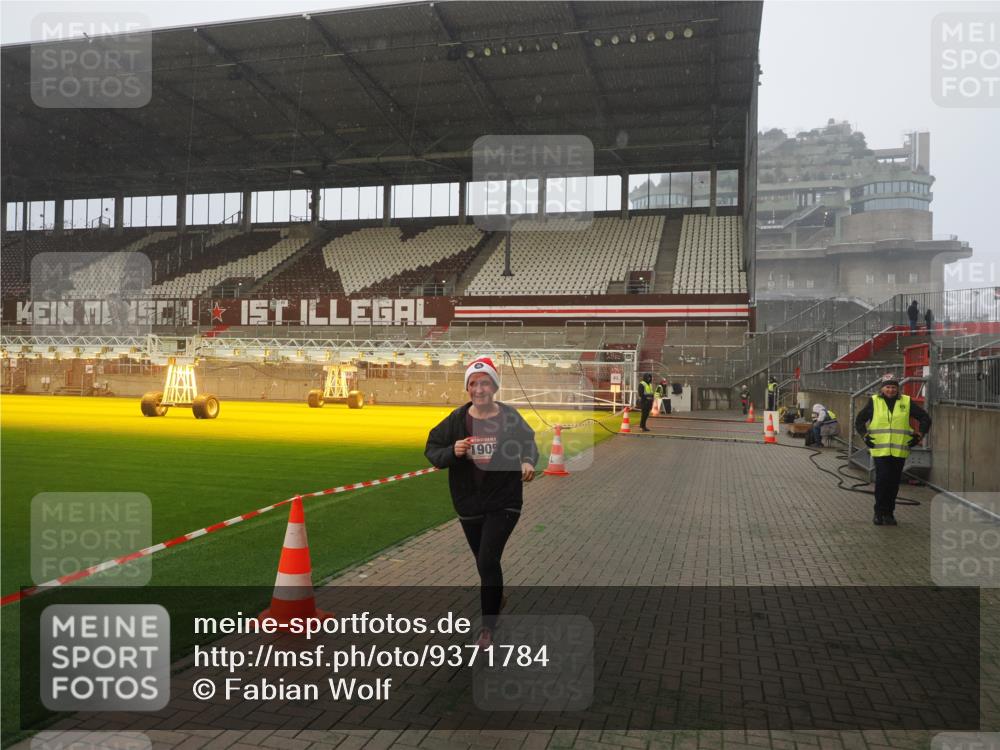 07.12.2025 - St. Pauli X-Mass-Run No. 15 Fabian Wolf http://msf.ph/oto/9371784 07.12.2025 10:07:49 Ziel 1447, 1449, 1905 meine-sportfotos.de