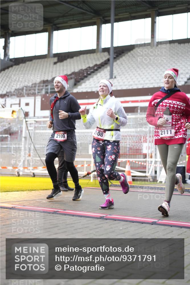 07.12.2025 - St. Pauli X-Mass-Run No. 15 Patografie http://msf.ph/oto/9371791 07.12.2025 11:46:25 Ziel 949, 954, 1073, 2108, 2109, 2111, 2716, 2935, 2941, 3523, 3524, 3960 meine-sportfotos.de