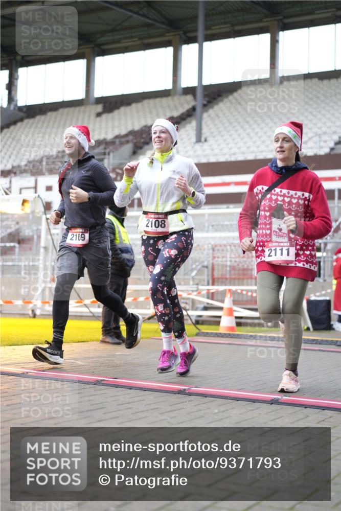 07.12.2025 - St. Pauli X-Mass-Run No. 15 Patografie http://msf.ph/oto/9371793 07.12.2025 11:46:26 Ziel 949, 954, 2108, 2109, 2111, 2716, 2935, 2941, 3960 meine-sportfotos.de