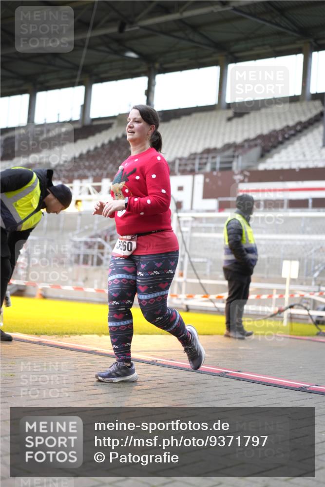 07.12.2025 - St. Pauli X-Mass-Run No. 15 Patografie http://msf.ph/oto/9371797 07.12.2025 11:46:28 Ziel 2108, 2109, 2111, 2716, 2935, 2941, 3960 meine-sportfotos.de
