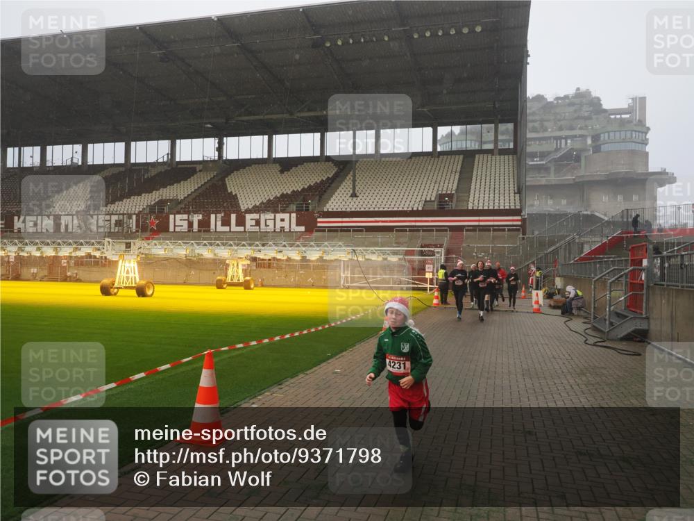 07.12.2025 - St. Pauli X-Mass-Run No. 15 Fabian Wolf http://msf.ph/oto/9371798 07.12.2025 10:07:59 Ziel 1905, 3627, 3628, 4231, 4623, 4624, 4626, 4734, 4737, 4740 meine-sportfotos.de