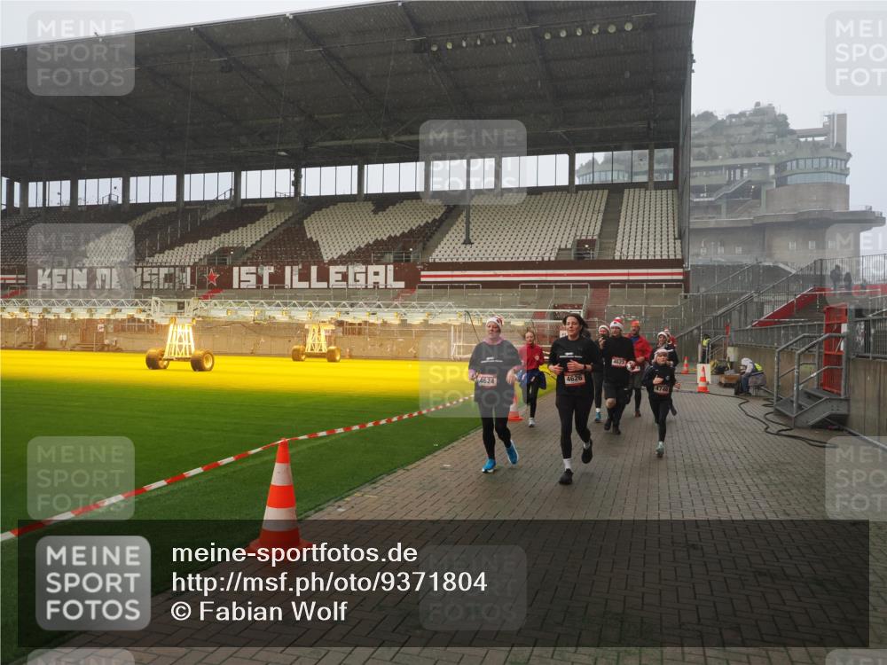 07.12.2025 - St. Pauli X-Mass-Run No. 15 Fabian Wolf http://msf.ph/oto/9371804 07.12.2025 10:08:02 Ziel 2692, 3627, 3628, 4231, 4623, 4624, 4626, 4734, 4737, 4740 meine-sportfotos.de