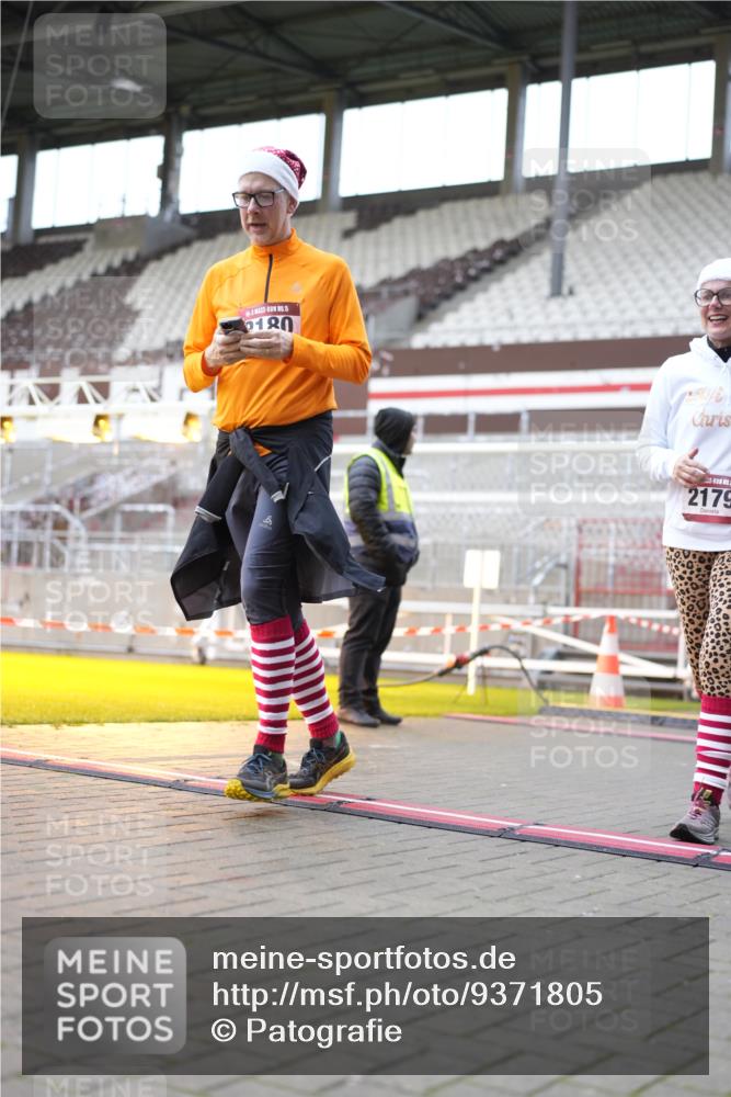 07.12.2025 - St. Pauli X-Mass-Run No. 15 Patografie http://msf.ph/oto/9371805 07.12.2025 11:46:39 Ziel 346, 371, 642, 649, 903, 987, 1276, 2108, 2109, 2111, 2179, 2180, 2442, 2446, 3960 meine-sportfotos.de