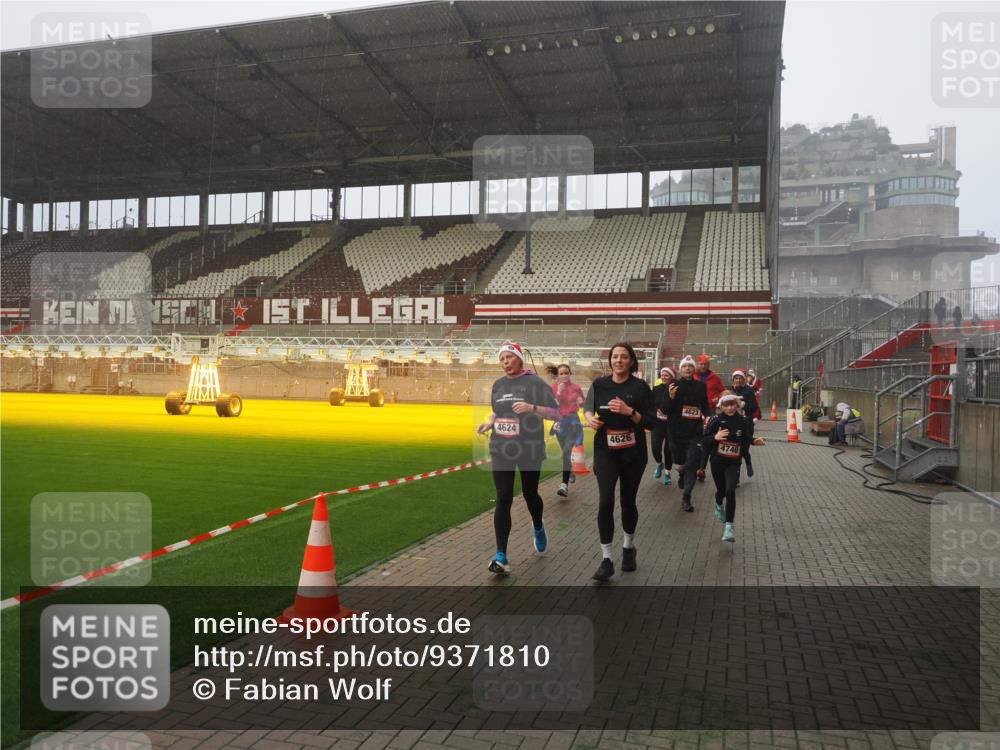 07.12.2025 - St. Pauli X-Mass-Run No. 15 Fabian Wolf http://msf.ph/oto/9371810 07.12.2025 10:08:03 Ziel 2691, 2692, 3627, 3628, 4231, 4623, 4624, 4626, 4734, 4737, 4740 meine-sportfotos.de
