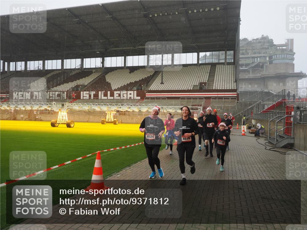 07.12.2025 - St. Pauli X-Mass-Run No. 15 Fabian Wolf http://msf.ph/oto/9371812 07.12.2025 10:08:03 Ziel 2691, 2692, 3627, 3628, 4231, 4623, 4624, 4626, 4734, 4737, 4740 meine-sportfotos.de